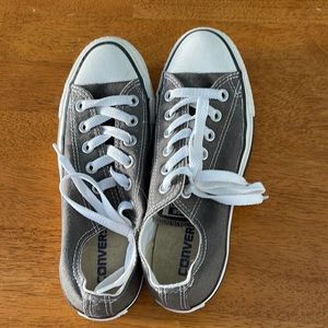 NWOT Converse low tops. Excellent condition- no flaws.